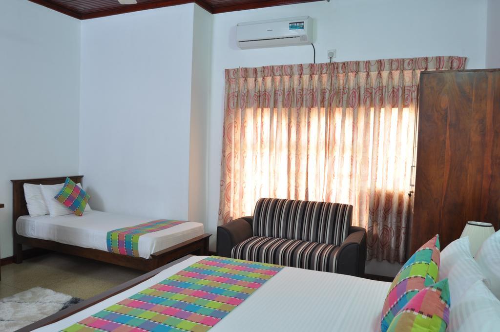 Guest Ryan Hotel Katunayaka Kamer foto